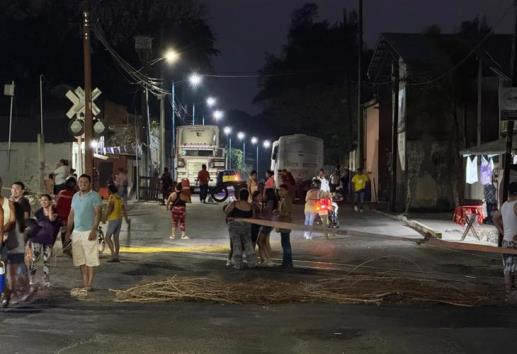 ¡Doble protesta! Vecinos bloquean carreteras en Amatlán, por estos motivos