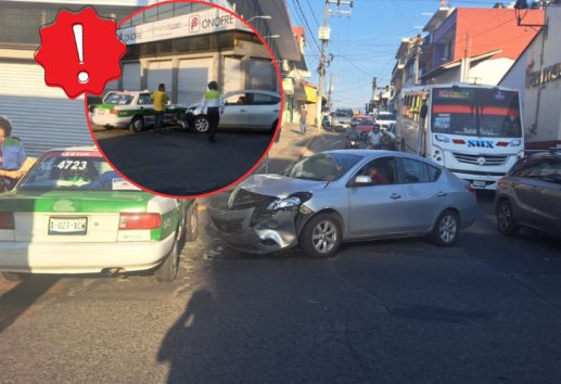 Choque entre auto y taxi en Xalapa, provoca caos vial en calle Clavijero en Xalapa