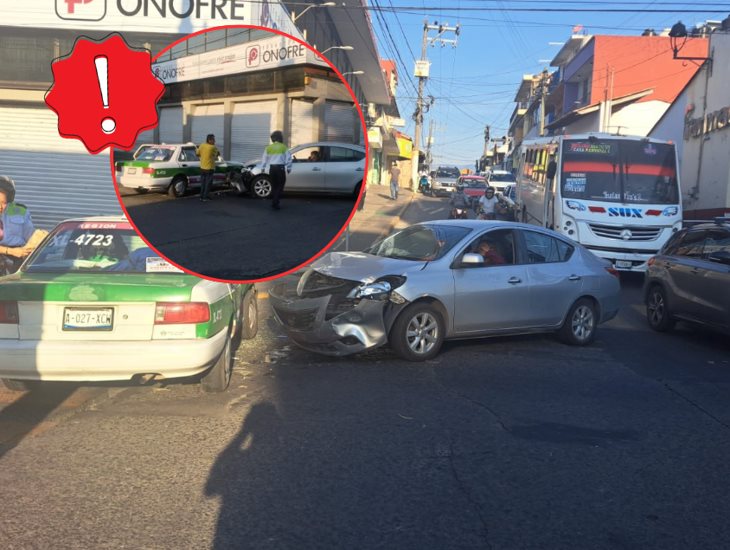 Choque entre auto y taxi en Xalapa, provoca caos vial en calle Clavijero en Xalapa