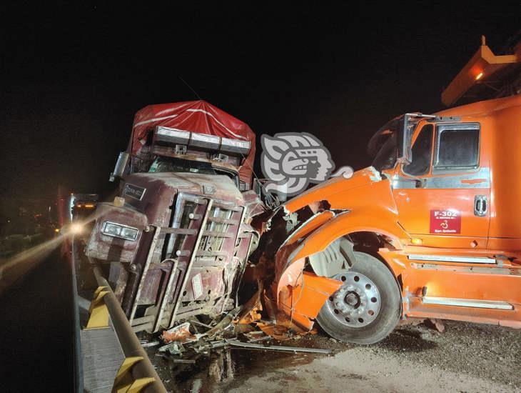 Tráileres se dan de frente y paralizan la autopista Orizaba-Puebla en Jalapilla