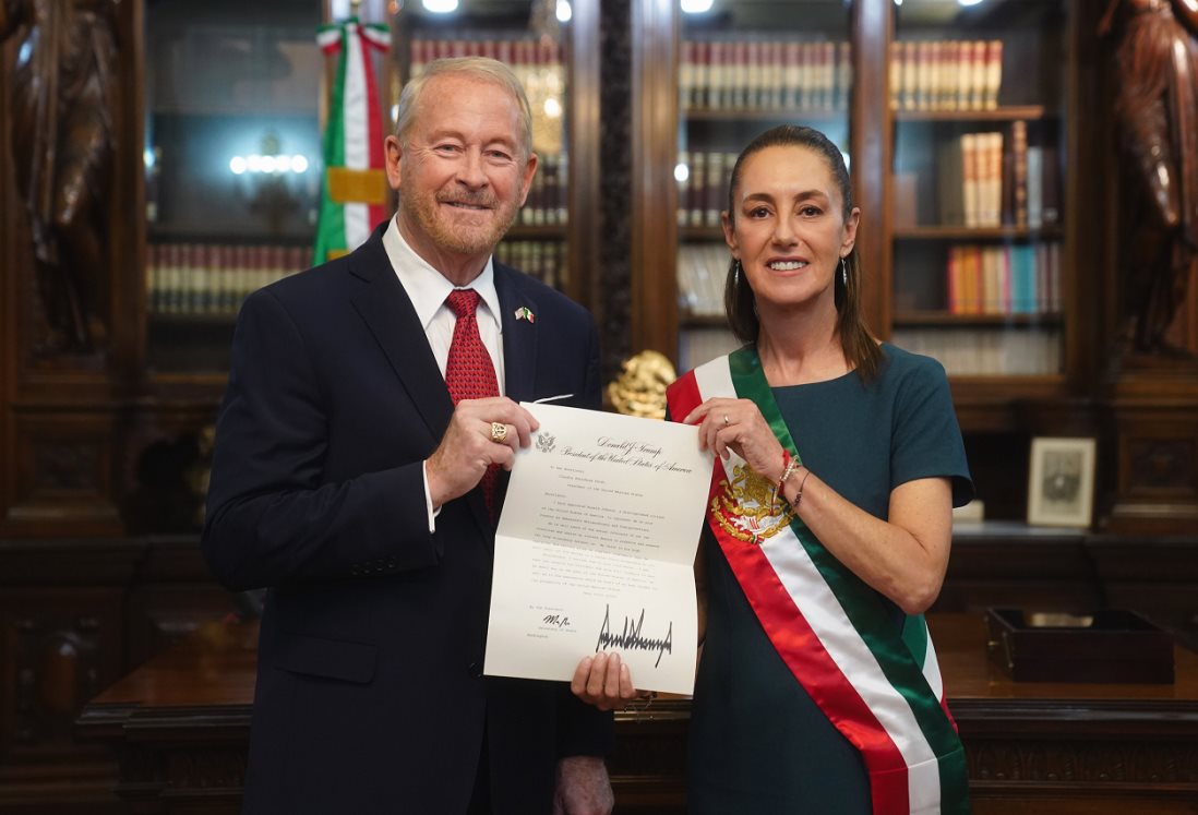 Claudia Sheinbaum recibe a Ronald Johnson, nuevo embajador de EE.UU., en Palacio Nacional