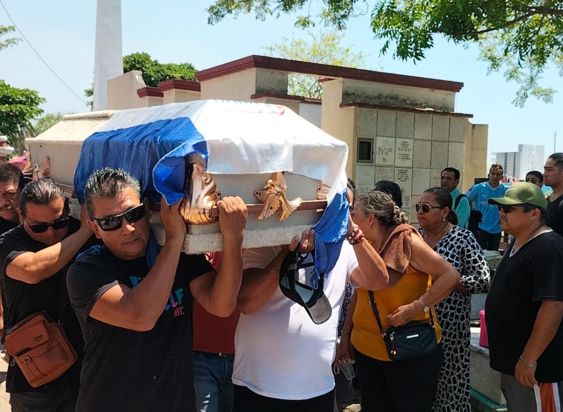 Dedican misa y llevan a ‘El Pollo’ Amador a su última morada en panteón de Coatzacoalcos l VIDEO 