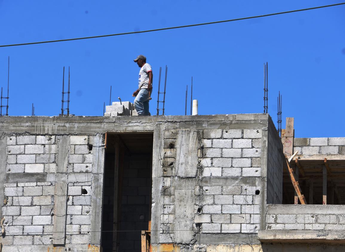Obras no se detienen en Coatzacoalcos; así sobrellevan la ola de calor los contratistas y trabajadores