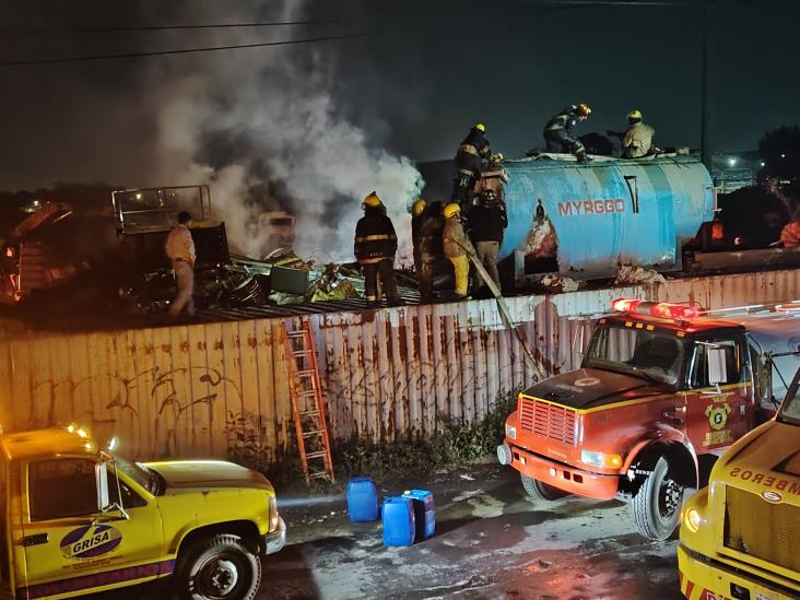 Intensa movilización por incendio de corralón en Huiloapan
