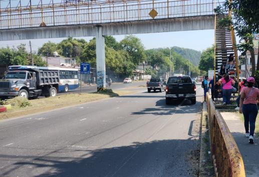 Padres de familia bloquean carretera a Banderilla