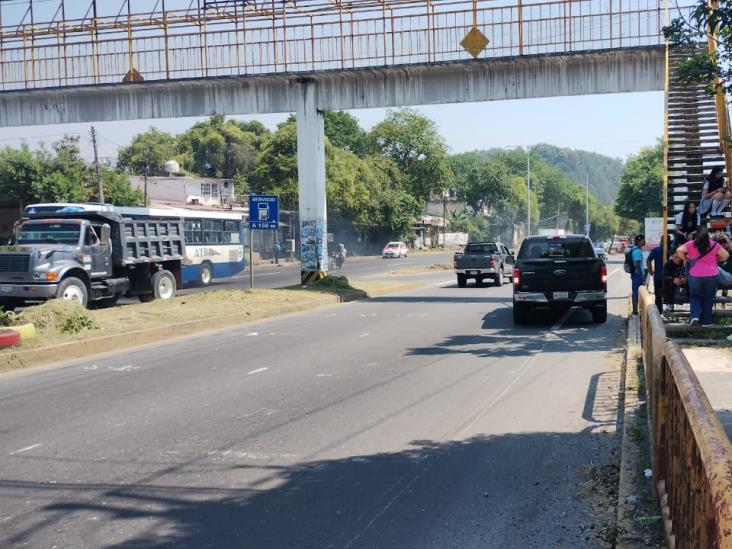 Padres de familia bloquean carretera a Banderilla
