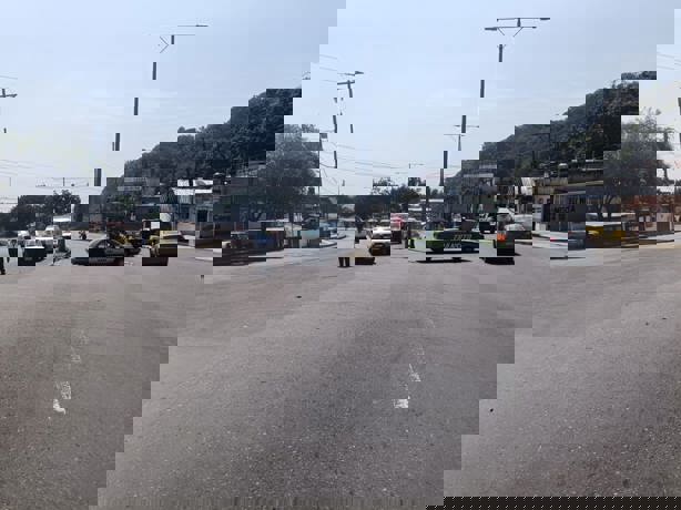 Padres de familia bloquean carretera a Banderilla