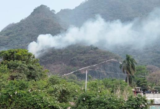 Incendio arrasa con el cerro San Cristóbal, en los límites de Río Blanco y Huiloapan