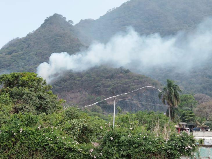 Incendio arrasa con el cerro San Cristóbal, en los límites de Río Blanco y Huiloapan