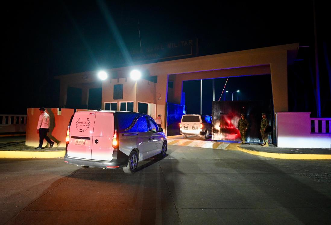 Reciben con honores a América Yamilet y Adal Jair en la Heroica Escuela Naval de Veracruz, tras accidente de buque Cuauhtémoc