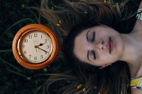 ¿Por qué no debo preguntar la hora en un sueño?