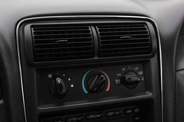 ¿Por qué ya no enfría el aire acondicionado de mi auto y cuánto cuesta arreglarlo?