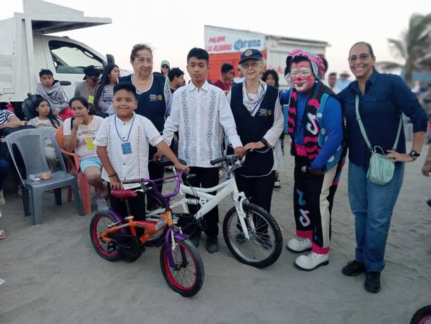 Socios del Club Rotario Veracruz traen a niños de la sierra de Zongolica a visitar el Puerto
