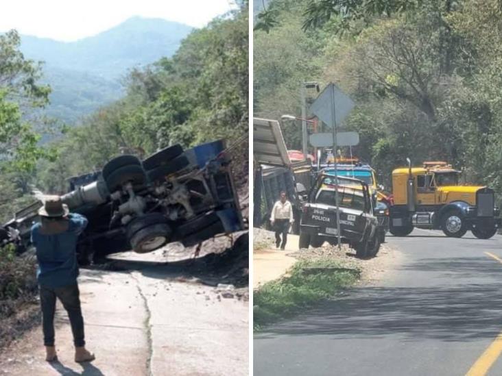 Rescatan camión de volteo que cayó a un barranco en San Andrés Tenejapan