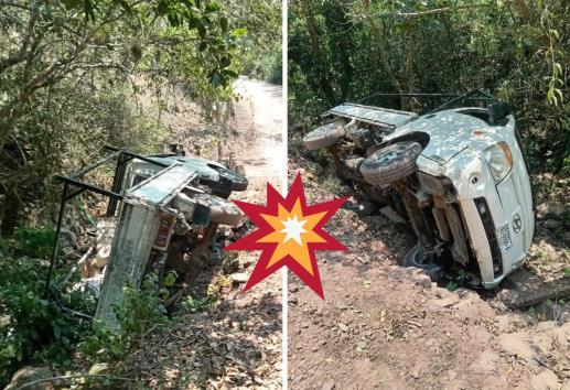 Vuelca camioneta de materiales en terracería de Alto Lucero.