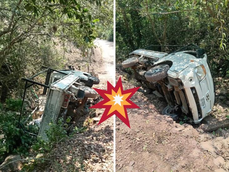 Vuelca camioneta de materiales en terracería de Alto Lucero.