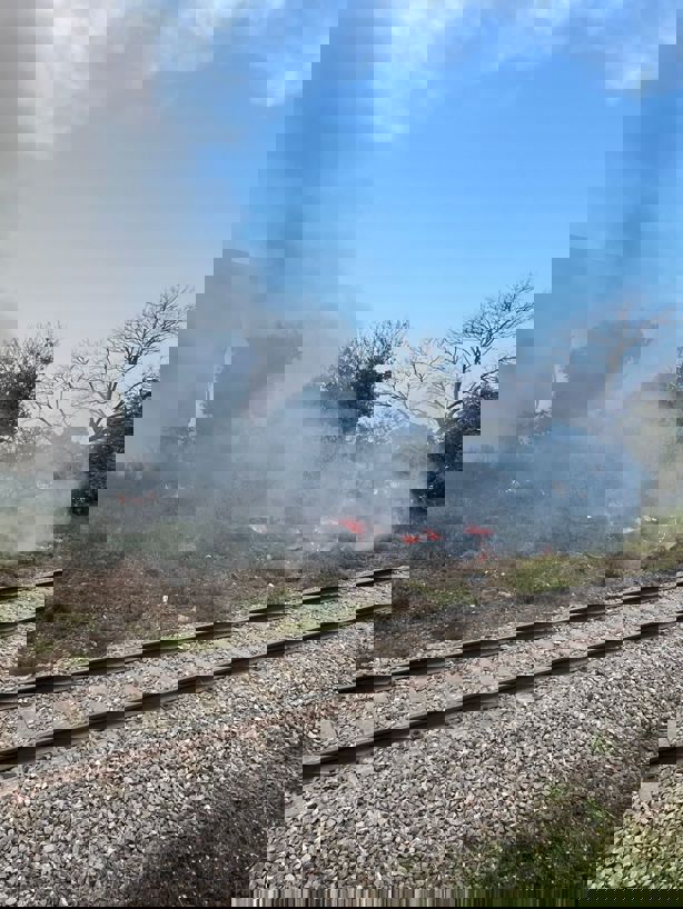 Fuego junto a las vías del tren en Xalapa alarma a vecinos de la colonia Lerdo de Tejada (+VIDEO)