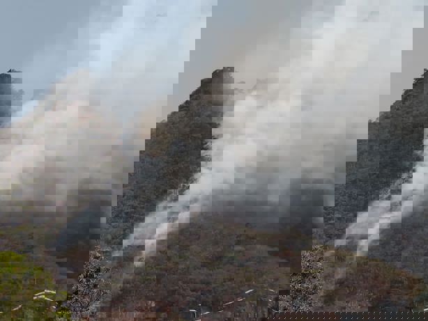 Incendio arrasa con el cerro San Cristóbal, en los límites de Río Blanco y Huiloapan