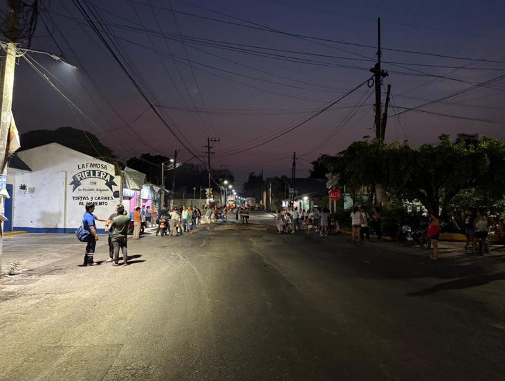 ¡Doble protesta! Vecinos bloquean carreteras en Amatlán, por estos motivos