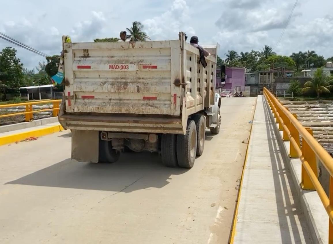 Piden restringir paso de unidades pesadas en puente de Agua Dulce