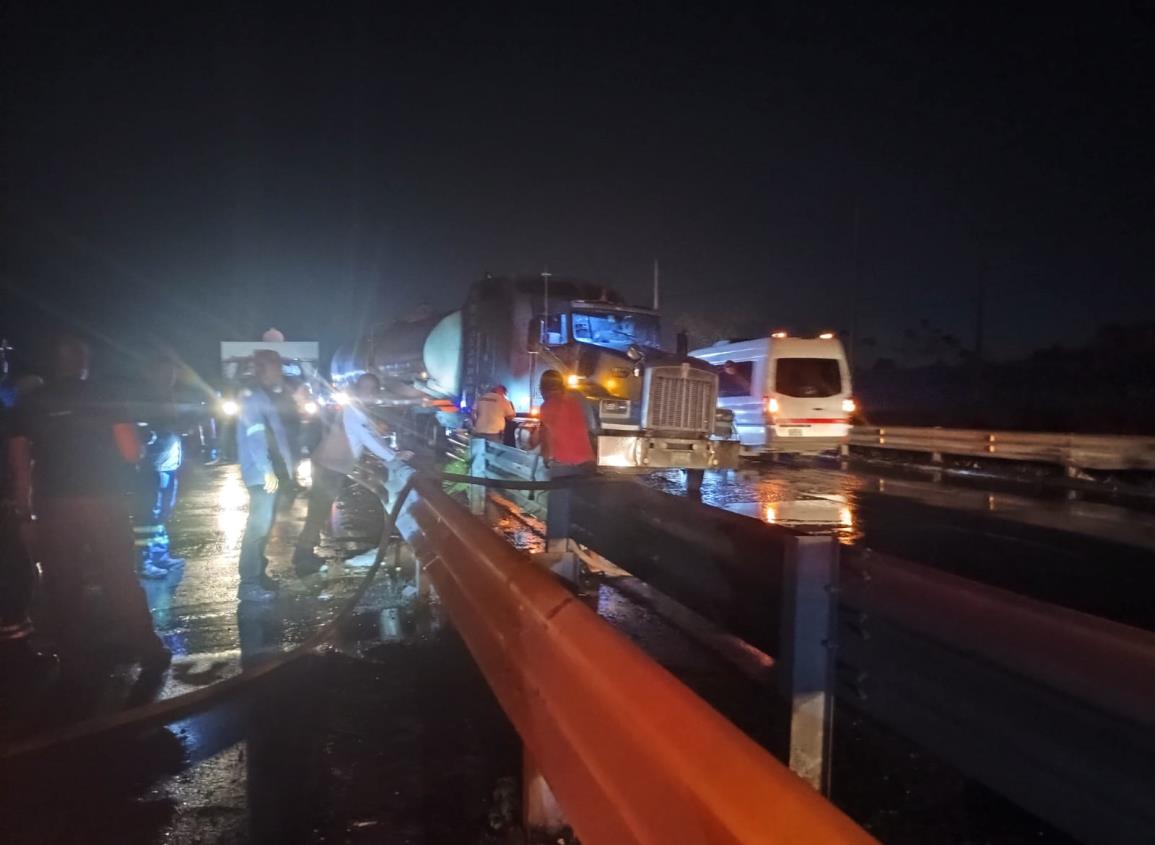 Choca pipa contra el muro de contención en la carretera Coatza-Villa