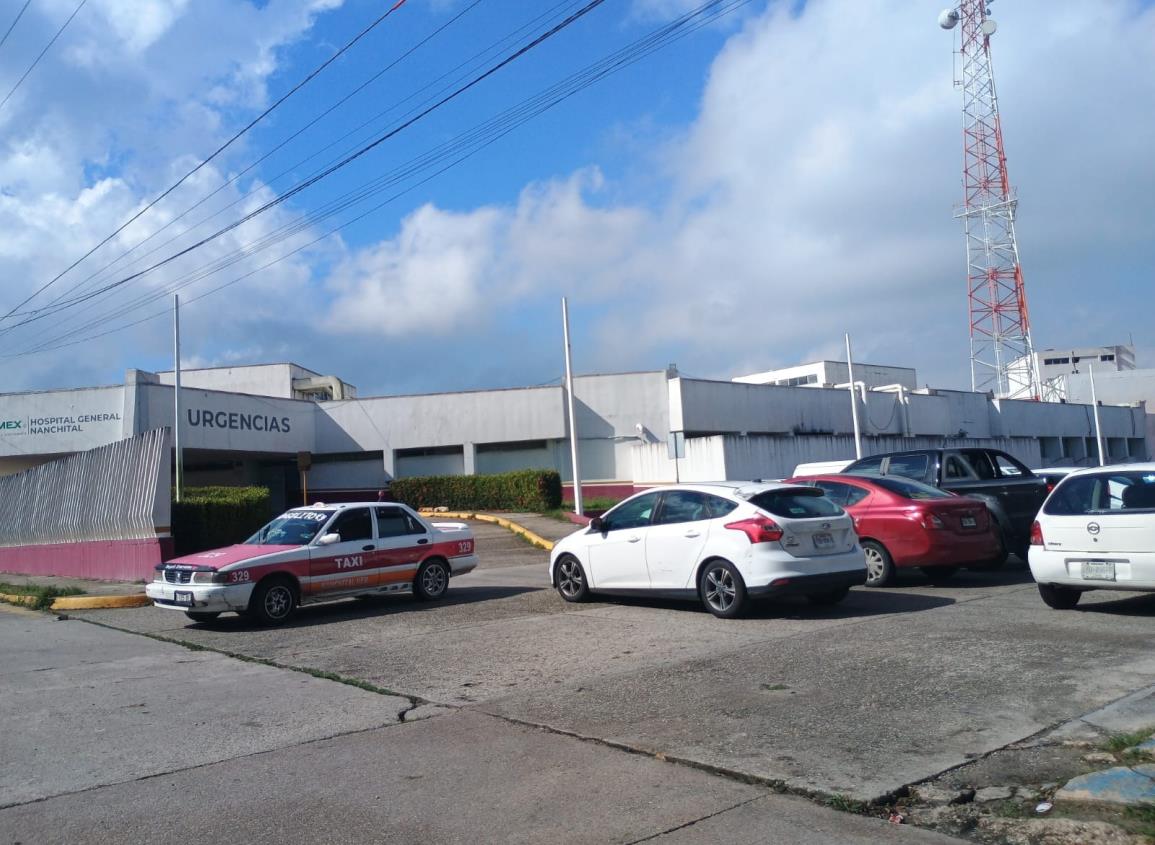 Derechohabientes de Hospital de Pemex en Nanchital sin climas, pacientes son atendidos en el calor