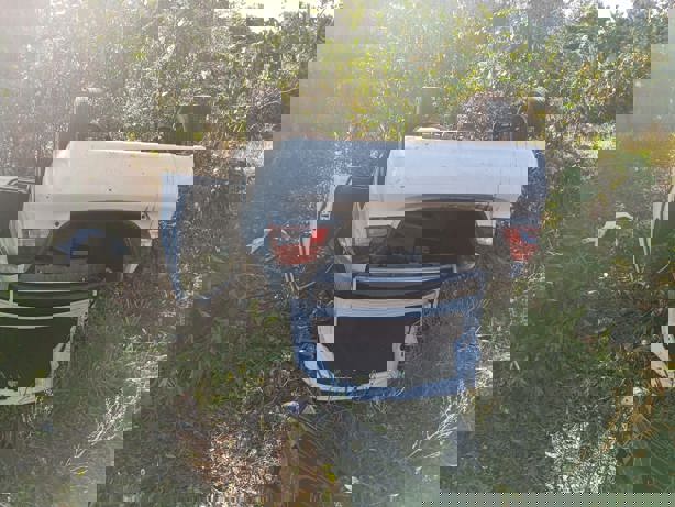 Vuelca auto y se sale de la carretera en Hueyapan de Ocampo