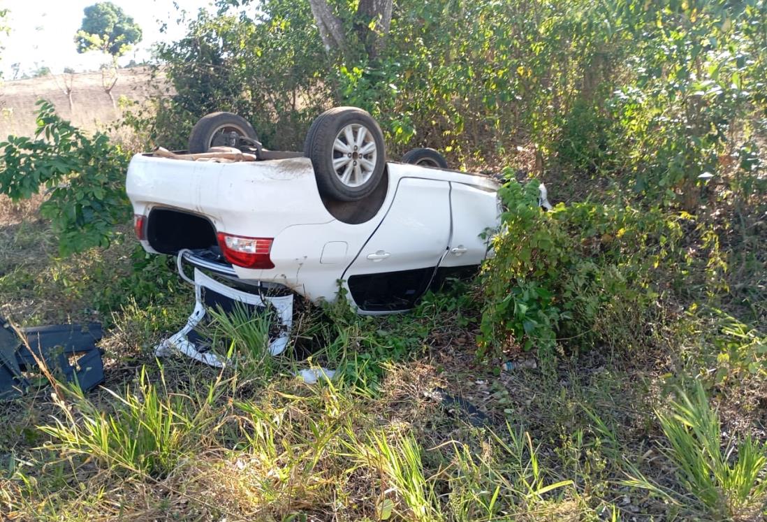 Vuelca auto y se sale de la carretera en Hueyapan de Ocampo