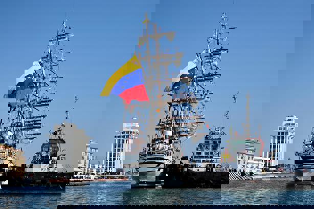 Atraca buque Simón Bolívar de Venezuela en el muelle de la T en Veracruz | VIDEO