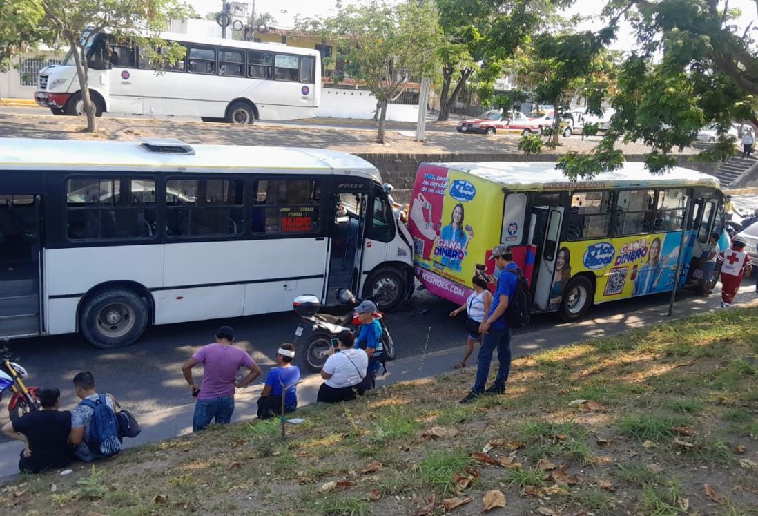 Camiones urbanos chocan contra camioneta en Veracruz; hay 10 pasajeros lesionados | VIDEO