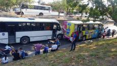 Camiones urbanos chocan contra camioneta en Veracruz; hay 10 pasajeros lesionados | VIDEO