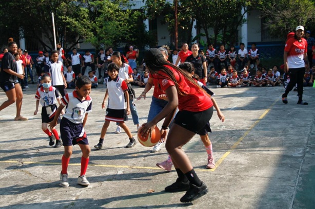 Conviven jugadoras de Rojas de Veracruz con alumnos
