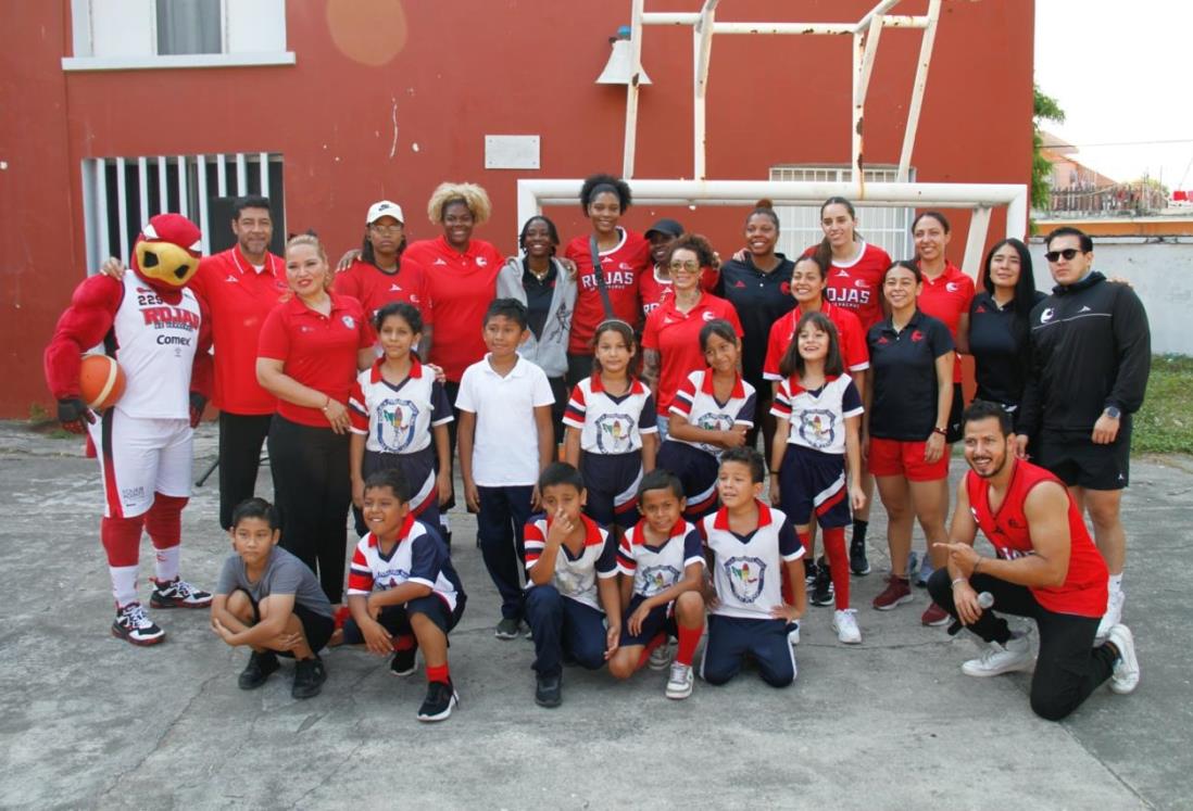 Conviven jugadoras de Rojas de Veracruz con alumnos