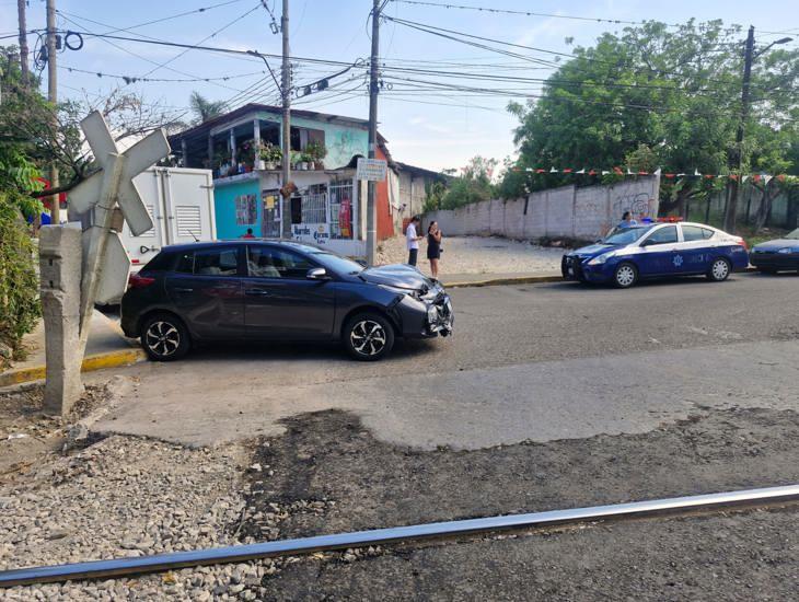 ¡Intentó ganarle el paso! Tren embiste a un auto en Fortín