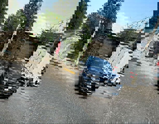 ¡Intentó ganarle el paso! Tren embiste a un auto en Fortín