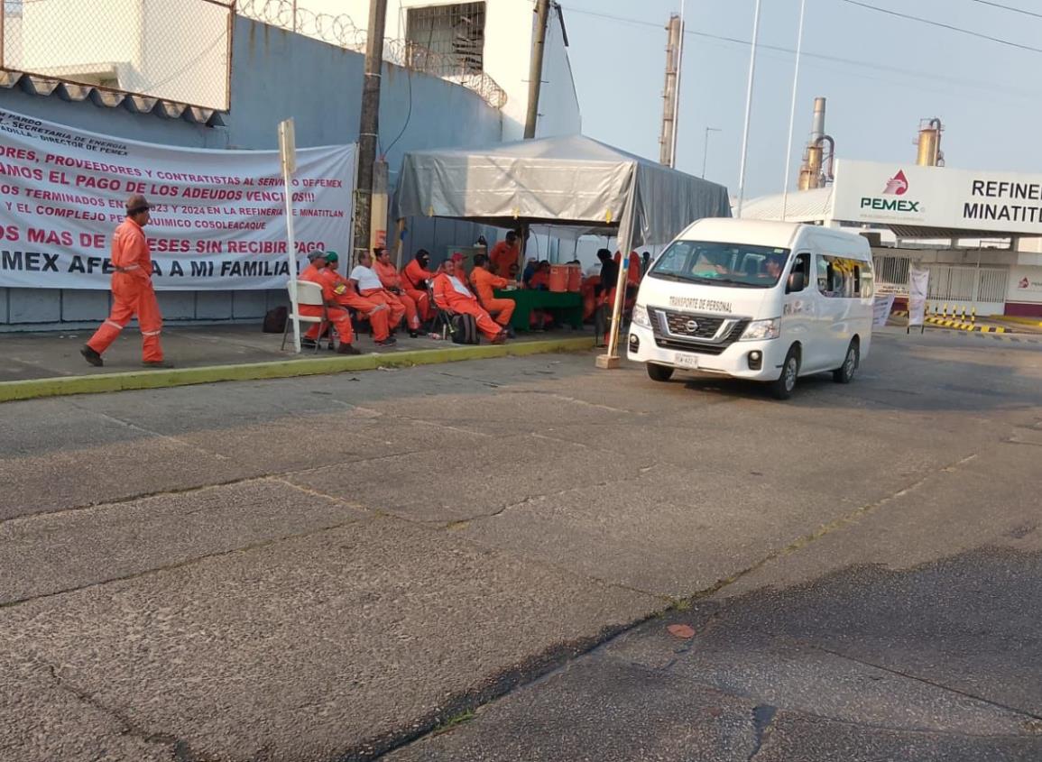 Continúan contratistas sin respuesta de Pemex; seguirá el plantón fuera de Refinería de Minatitlán