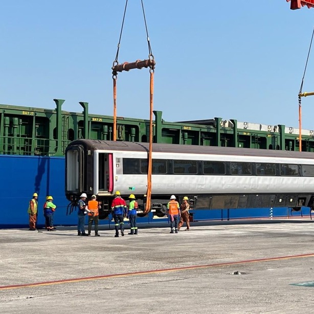 Llegan desde Inglaterra al puerto de Coatzacoalcos locomotoras y vagones para Tren Interoceánico | FOTOS