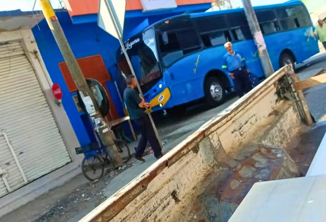 Autobús sin frenos choca contra tienda en Paso del Toro
