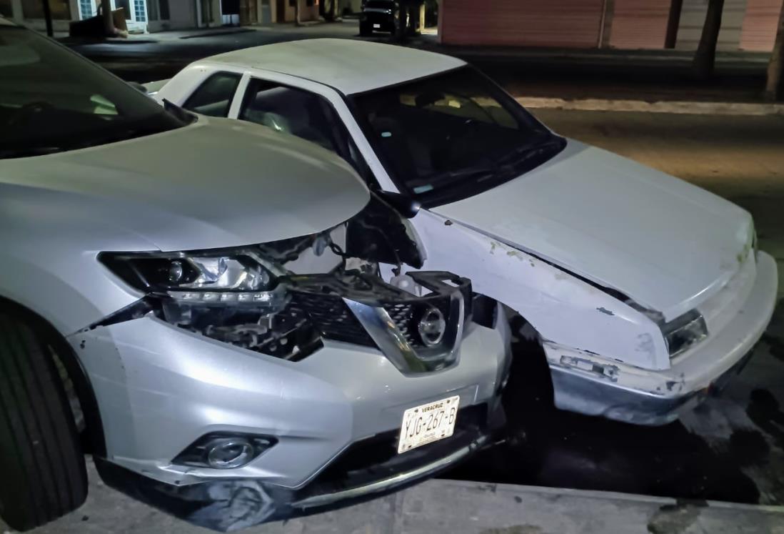 Automovilista pierde el control y se estrella contra camiones estacionada en fraccionamiento Costa Verde