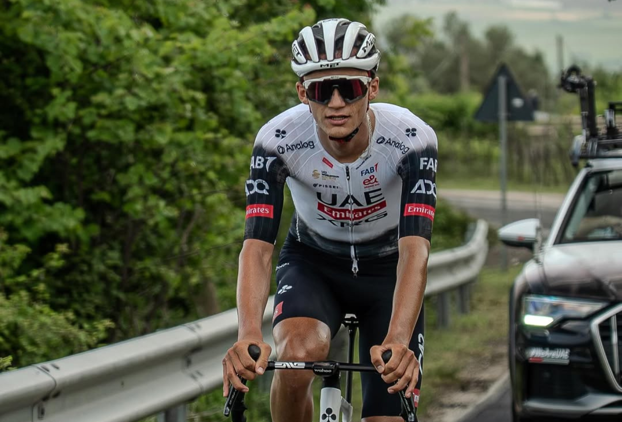 Ciclista mexicano Isaac del Toro hace historia; lidera el Giro de Italia