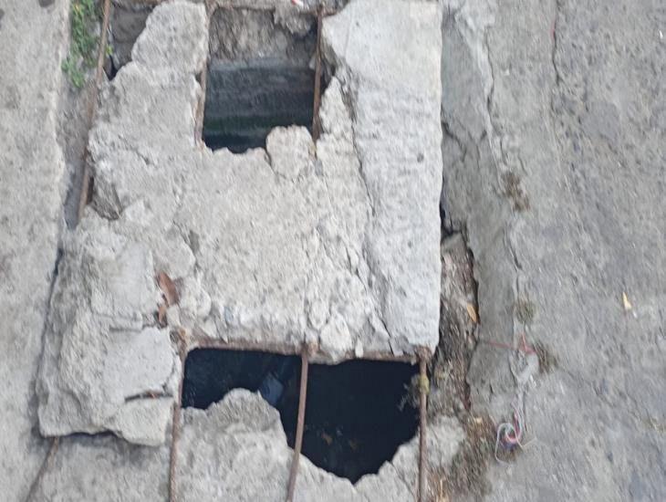Denuncian registro con tapa rota en calles del centro de Veracruz