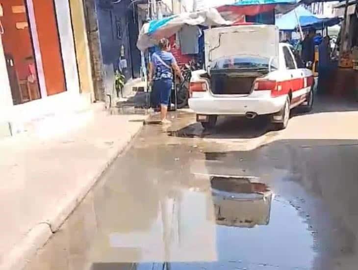 Transeúntes y vendedores piden atención a fuga de aguas negras en colonia Playón Sur