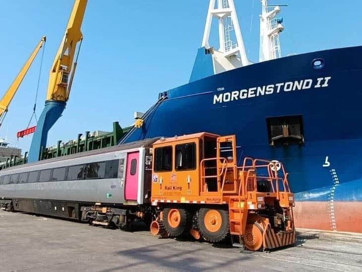 Llegan desde Inglaterra al puerto de Coatzacoalcos locomotoras y vagones para Tren Interoceánico | FOTOS