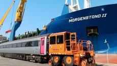 Llegan desde Inglaterra al puerto de Coatzacoalcos locomotoras y vagones para Tren Interoceánico | FOTOS