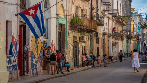 Luisito Comunica causa polémica al grabar video en Cuba; así se disculpó el YouTuber