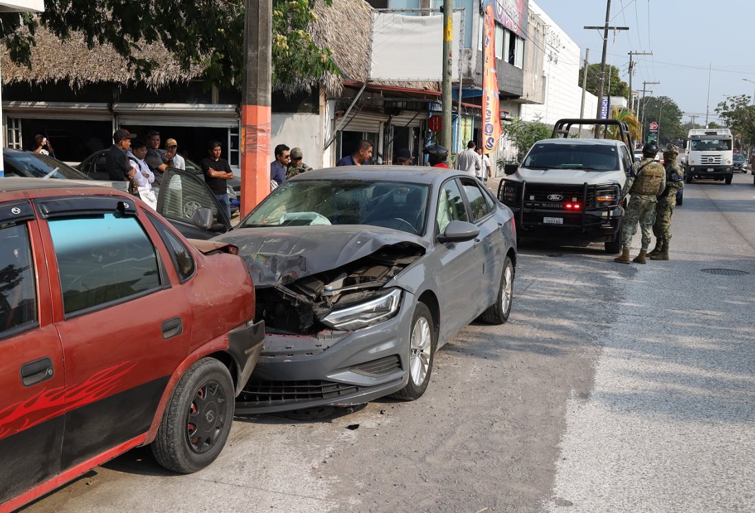 Pareja joven causa múltiple choques en J. B. Lobos; denuncian que cargaban bebidas alcohólicas e intentaron huir