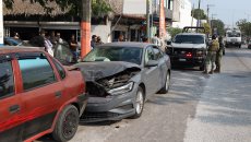 Pareja joven causa múltiple choques en J. B. Lobos; denuncian que cargaban bebidas alcohólicas e intentaron huir
