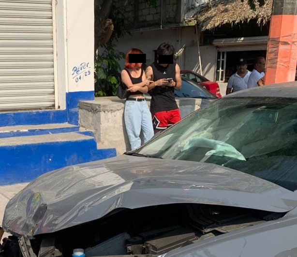 Pareja joven causa múltiple choques en J. B. Lobos; denuncian que cargaban bebidas alcohólicas e intentaron huir