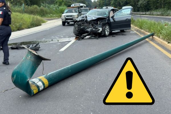 Auto derriba un poste de luz y colapsa la vialidad en el bulevar Xalapa-Coatepec