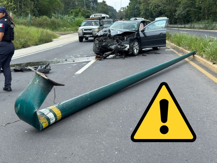 Auto derriba un poste de luz y colapsa la vialidad en el bulevar Xalapa-Coatepec